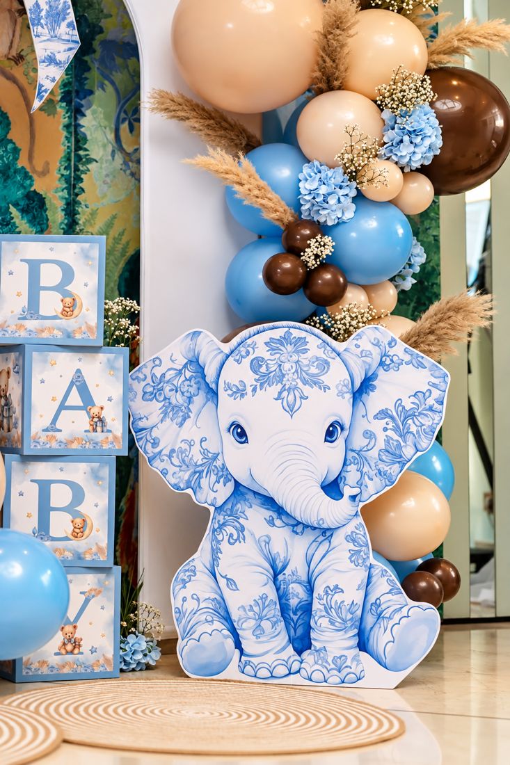 Éléphant découpé motif toile de Jouy devant une colonne de ballons