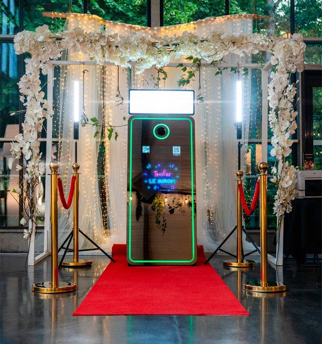 Miroir booth sous arche fleurie
