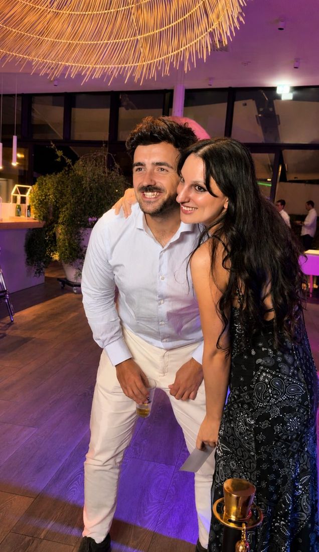 Couple qui pose lors d'une soirée